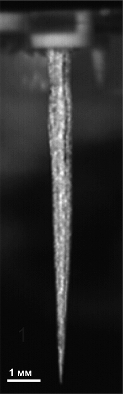 Рис. 2. Глубокое отверстие в сапфире, полученное миллисекундным лазерным импульсом:  б) фото профиля отверстия.