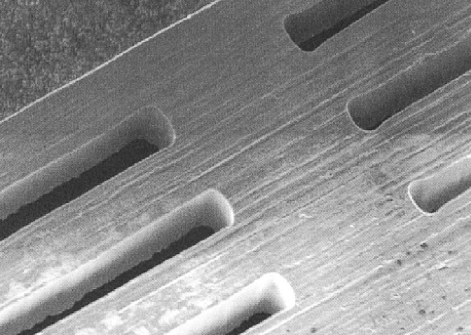 Рис. 11. Пример прецизионной лазерной резки  а) для микроэлектроники [1] и  б) резки пазов шириной 15 мкм в серебряной фольге толщиной 20 мкм пс-лазером [5]