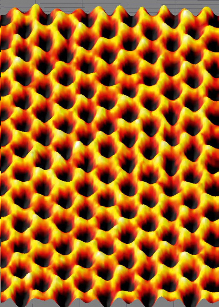 Рис. 2. Изображение графена (а) и графеновой нанотрубки (b) получено с помощью сканирующего туннельного микроскопа