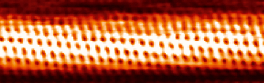 Рис. 2. Изображение графена (а) и графеновой нанотрубки (b) получено с помощью сканирующего туннельного микроскопа