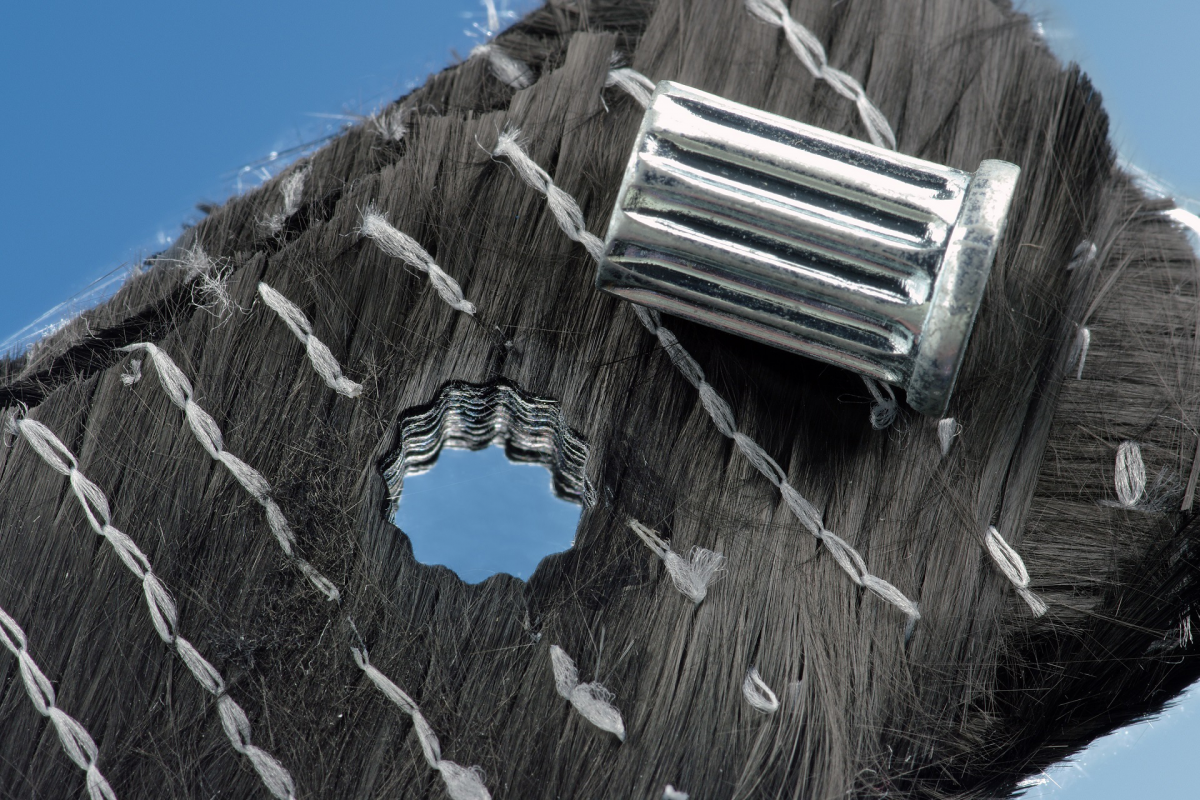 Преформа из углеродного волокна, просверленная с использованием лазерного луча USP с вырезом в форме звезды и металлической вставкой с идеальными пропорциями Авторское право: Fraunhofer ILT, Аахен, Германия