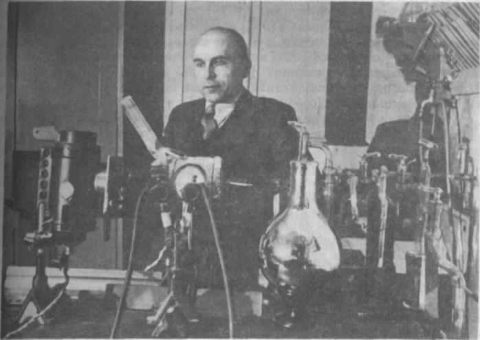 А.Н. Теренин в лаборатории Государственного оптического института им. С.И. Вавилова. 1950-е гг.