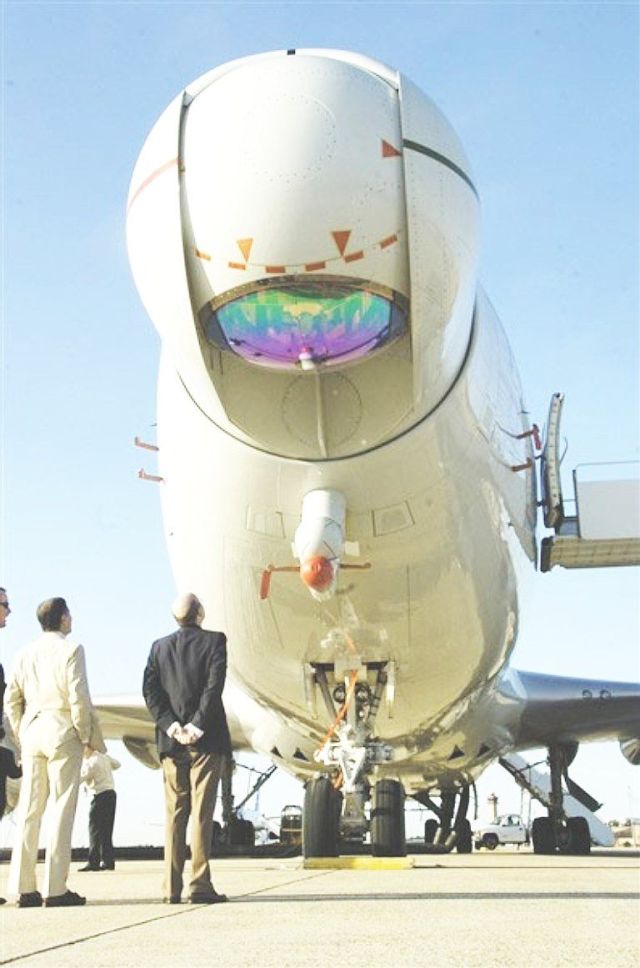 Рис.5 Кислород-йодный лазер (мегаваттный класс) на борту модифицированного самолета Боинг 747 (ВВС США).