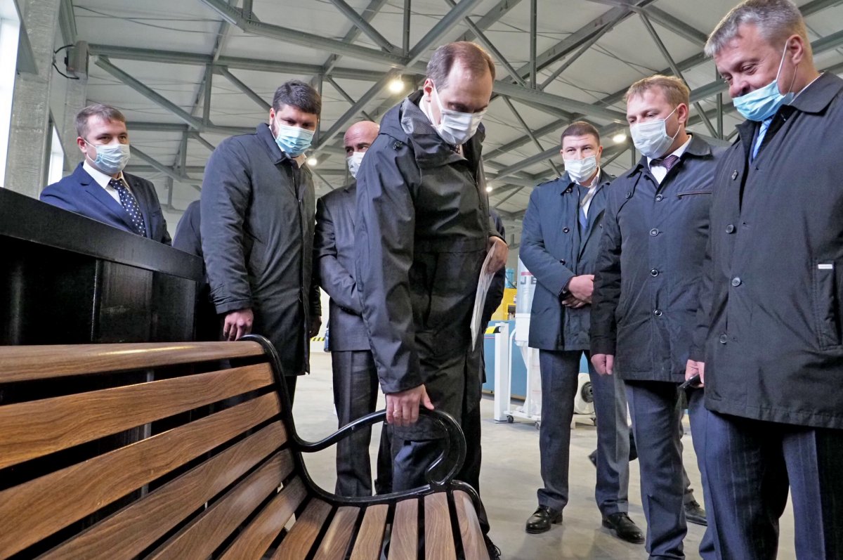 Директор предприятия «Конструкционные композиты» Сергей Лаврентьев показал Врио Главы Мордовии Артёму Здунову готовую продукцию
