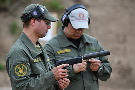 Новейший пистолет «Удав» может похвастаться целым набором высокотехнологических решений. Фото РИА Новости.
