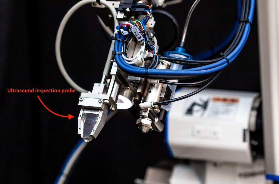 В основе робота новая технология Tilt Estimation Enging, которая на основании данных отражения ультразвукового сигнала, измеренных Matrixeye, оценивает наклон сварной детали, а затем робот автоматически корректирует угол контрольного зонда. Источник: Toshiba